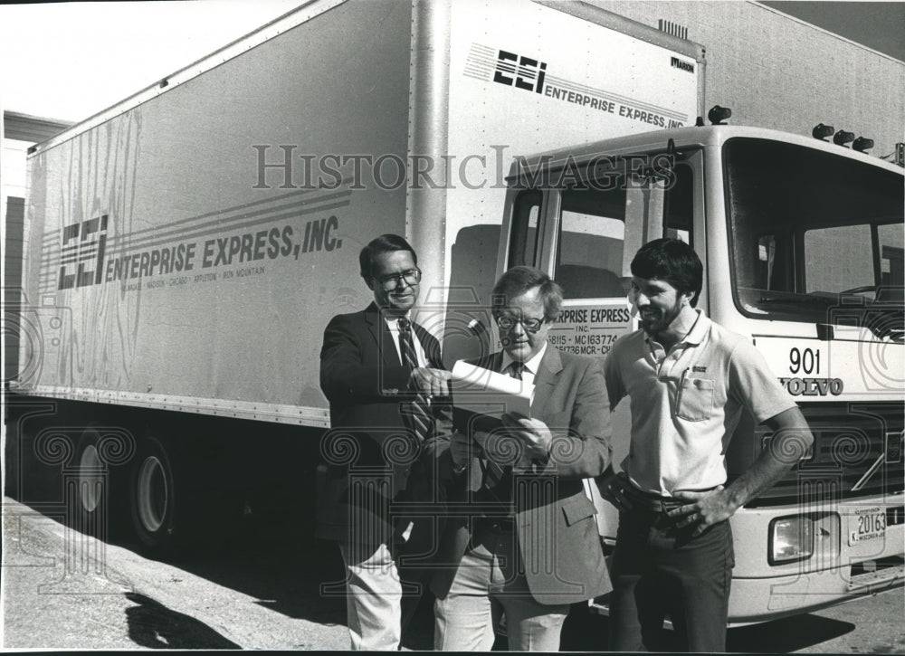 1988 Press Photo Jim Andrulis of Enterprise Express and others, Milwaukee.- Historic Images