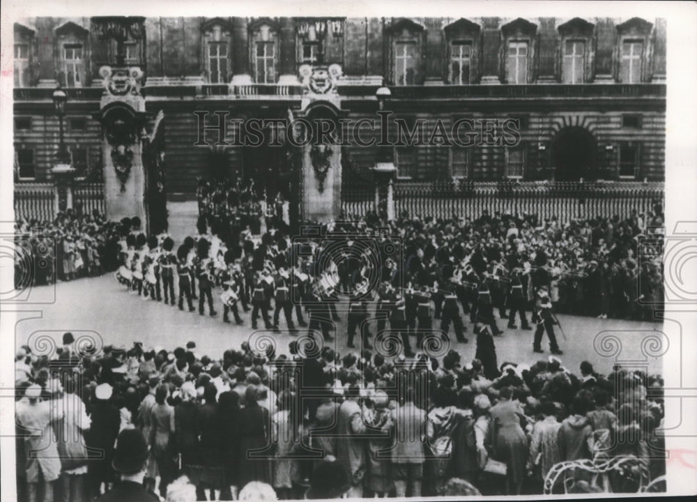 1953 Press Photo Guards&#39; Band March From Buckingham Palace on Eve of Coronation- Historic Images