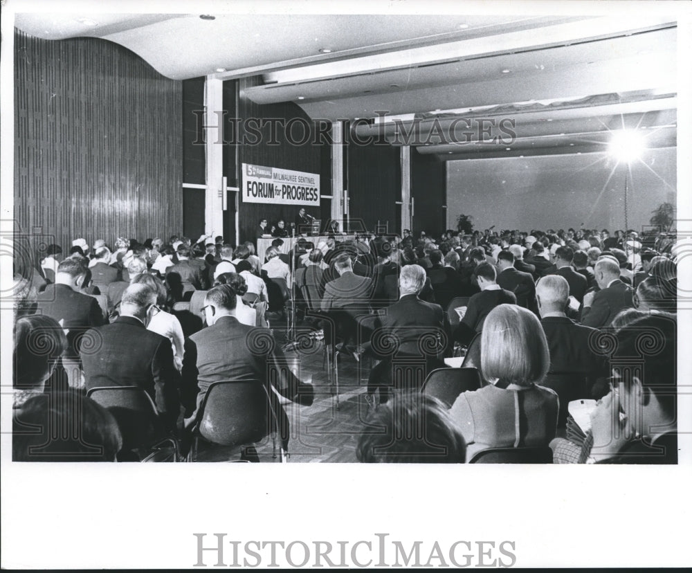 1969 Press Photo Sentinel Editor Harvey W. Schwandner at Annual progress forum- Historic Images