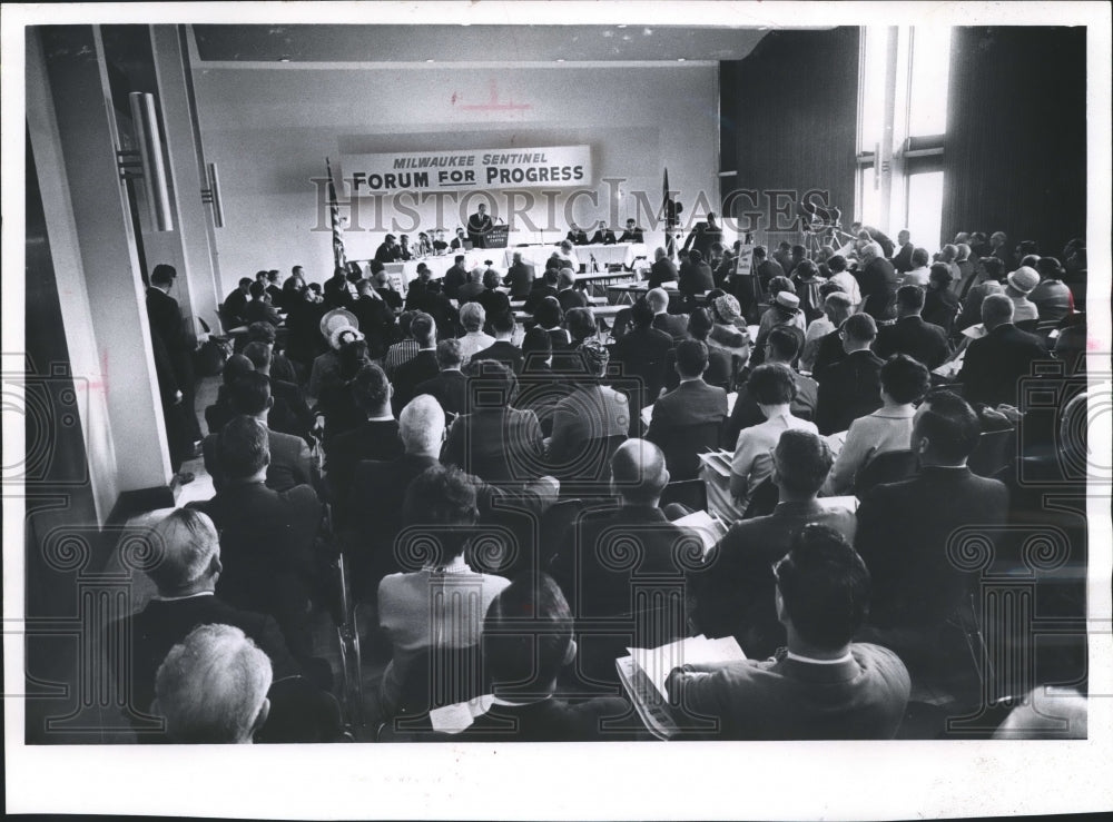 1964 Press Photo Milwaukee Sentinel forum for Progress at Memorial Center Monday- Historic Images