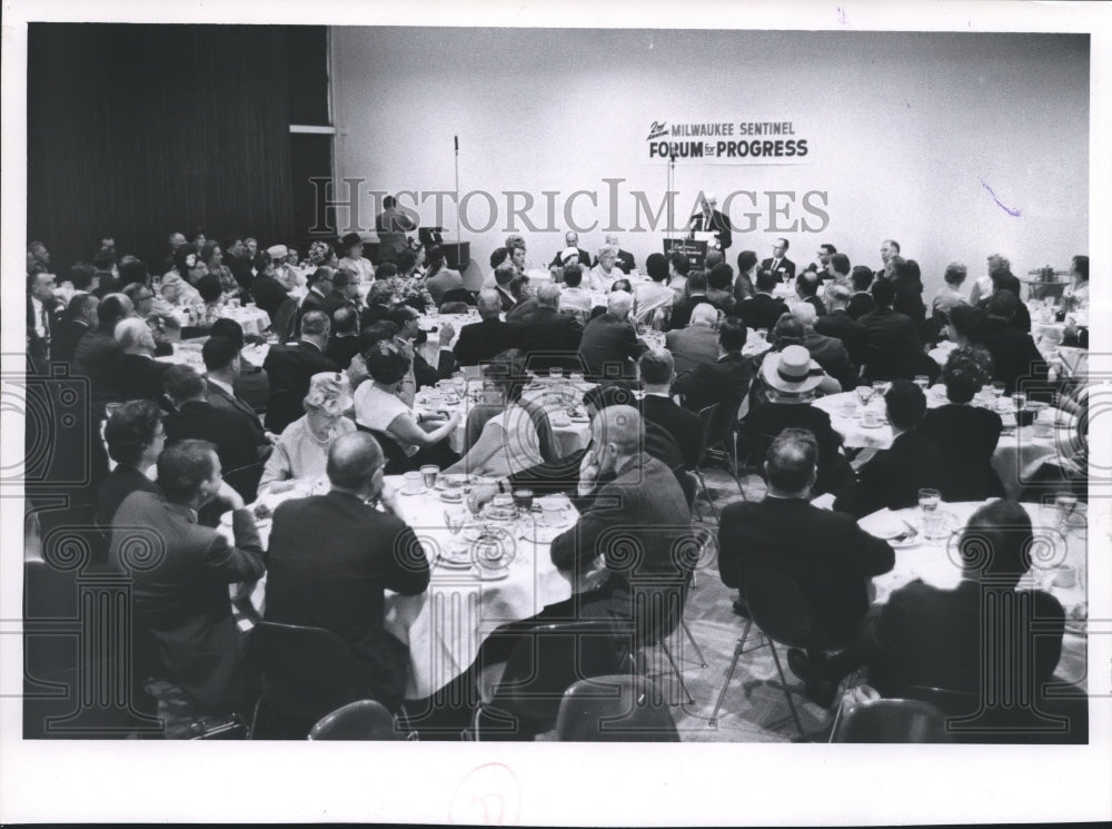 1965 Press Photo Group in attendance of Milwaukee Sentinel forum for Progress