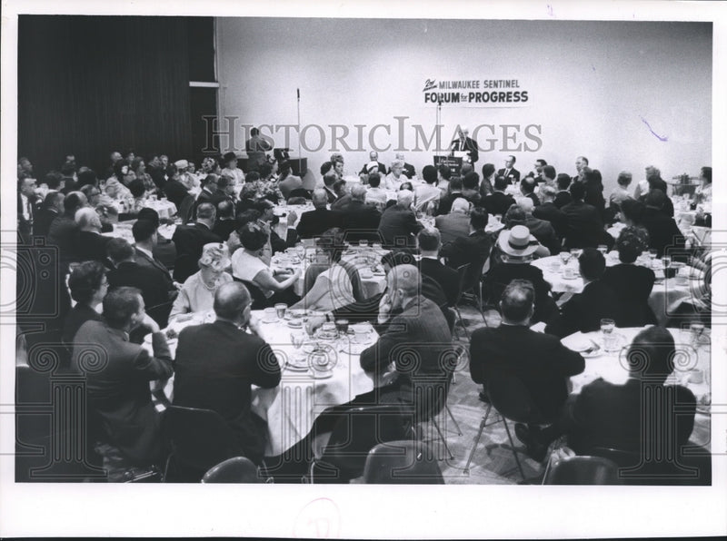 Load image into Gallery viewer, 1965 Press Photo Group in attendance of Milwaukee Sentinel forum for Progress
