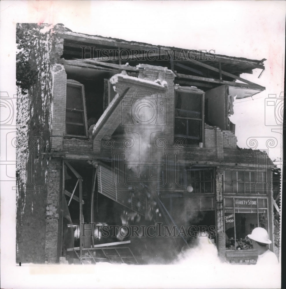 1952 Press Photo Summit Hotel, Tehachapi, California, suffers earthquake damage
