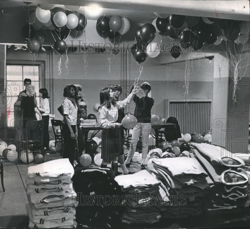 1965 Press Photo Dancers untangle balloons, Young America performance, Milwaukee