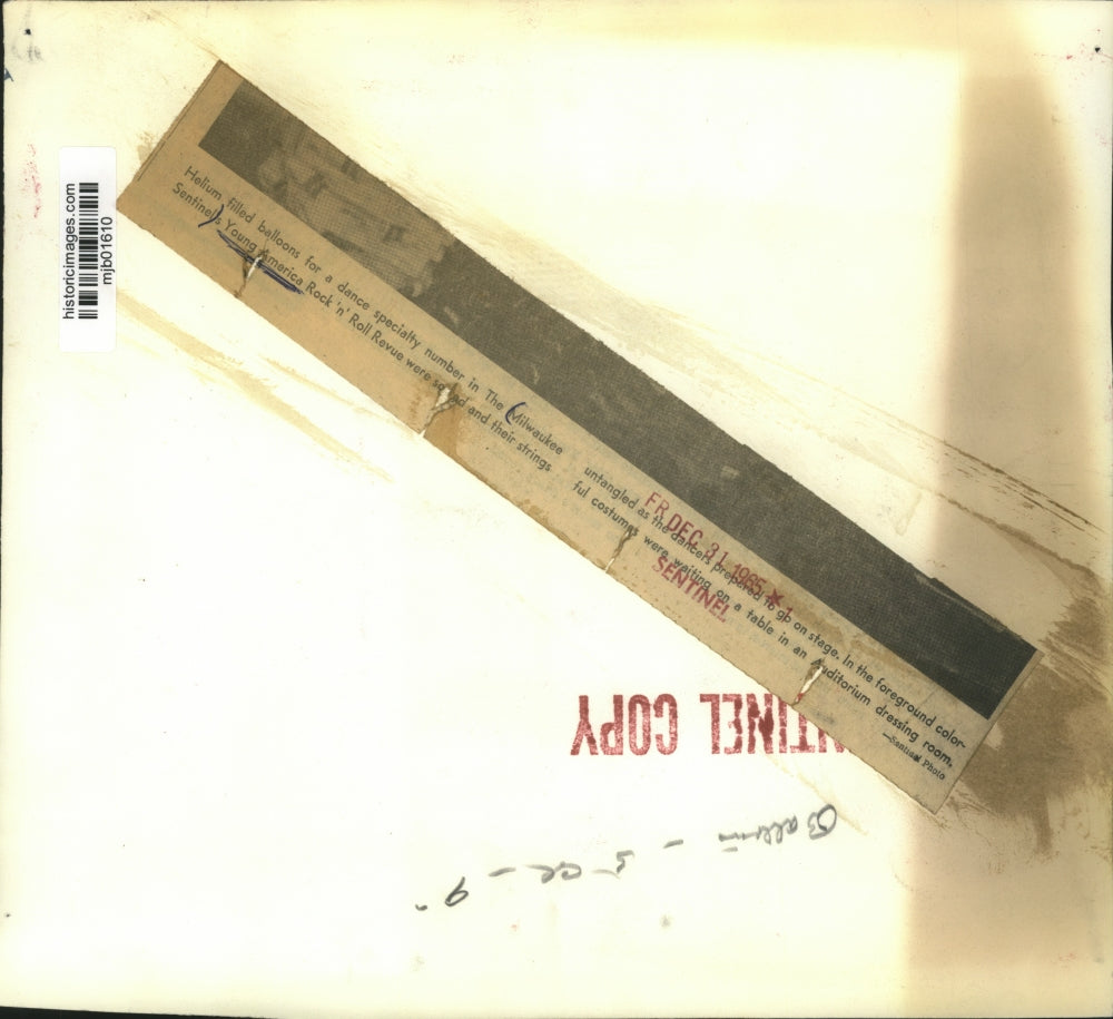 1965 Press Photo Dancers untangle balloons, Young America performance, Milwaukee