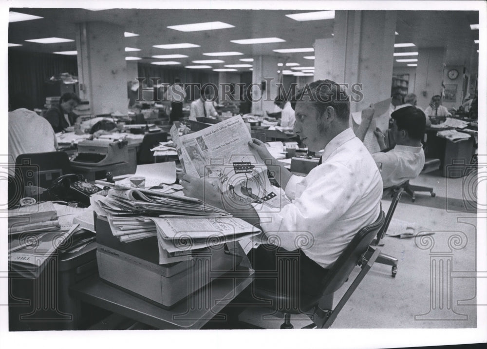 1968 Press Photo Milwaukee Senitinel worker reading newspaper, news department- Historic Images