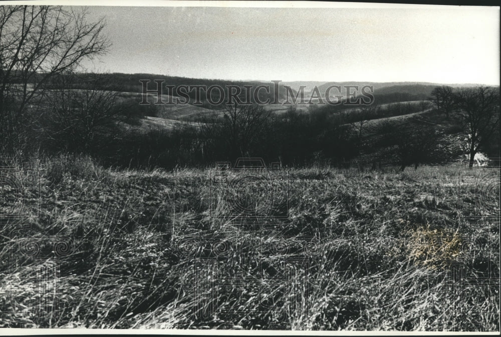 1990 Press Photo Architect, Marshall Erdman&#39;s land offered to UW-Madison- Historic Images