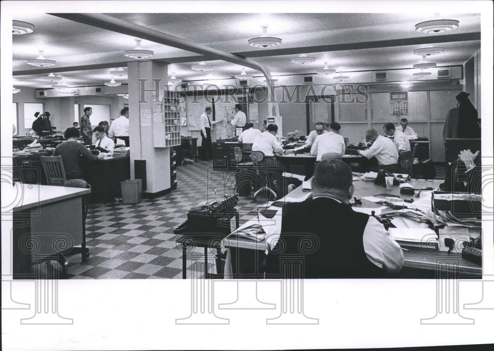 196 Press Photo Milwaukee Sentinel Newsroom working on annual report- Historic Images