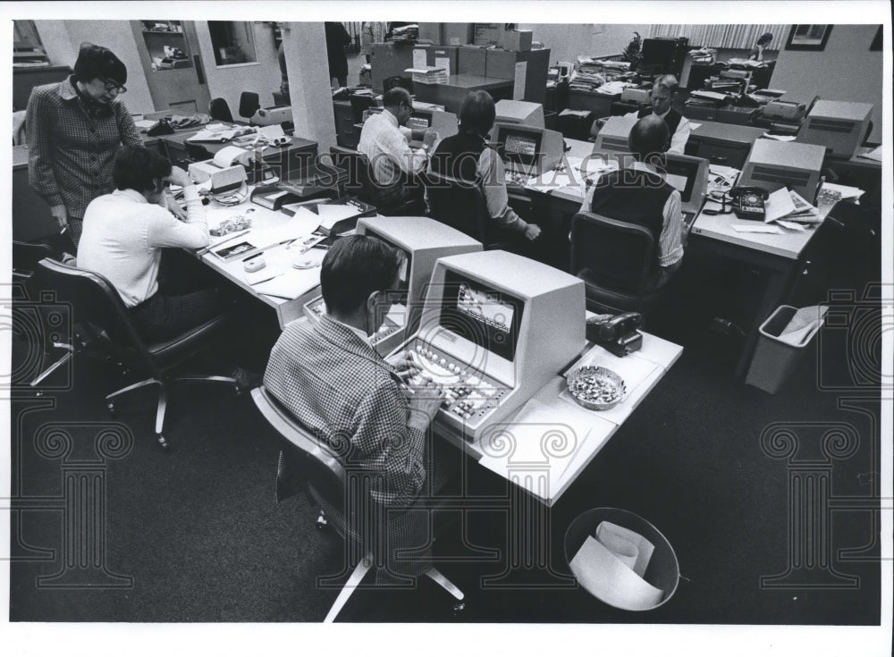 1977 Press Photo Milwaukee Sentinel News Department- Historic Images