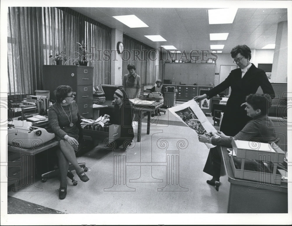 1974 Press Photo Milwaukee Sentinel&#39;s News Women - mjb01915