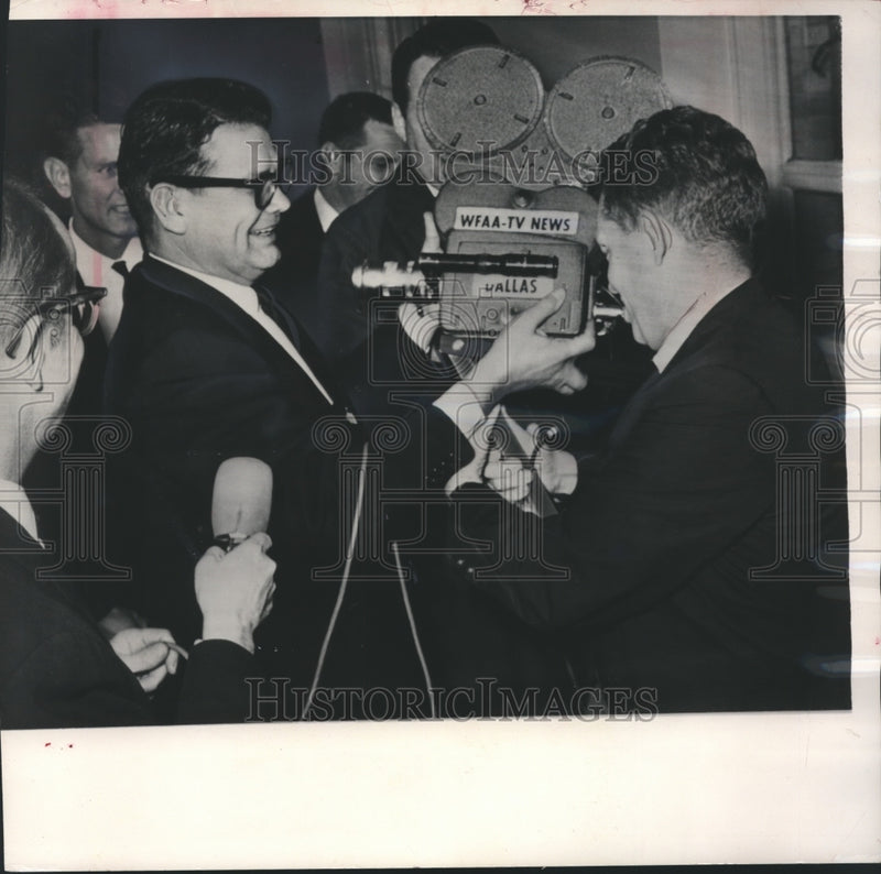 Load image into Gallery viewer, 1964 Press Photo Billie Sol Estes assists cameraman after tripping over bench
