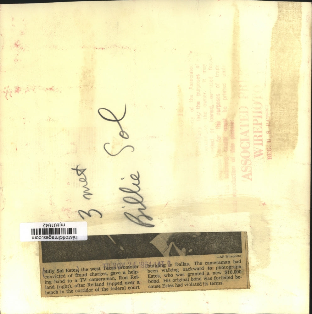 1964 Press Photo Billie Sol Estes assists cameraman after tripping over bench