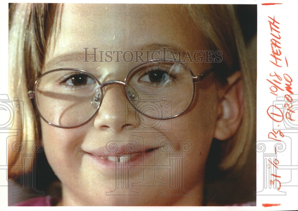 1993 Press Photo A girl in glasses smiles- Historic Images