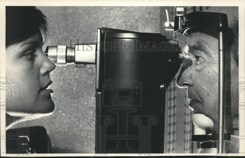 1983 Press Photo Barbara Van Dam examines the eyes of an area resident - Historic Images