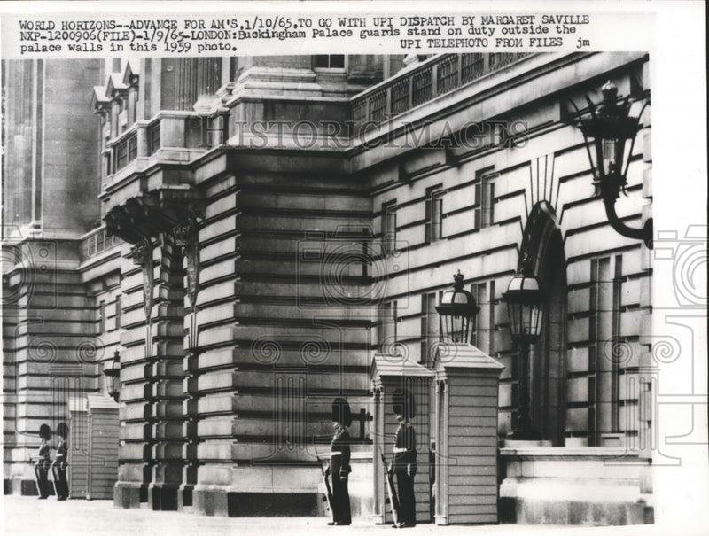 Load image into Gallery viewer, 1965 Press Photo View of Buckingham Palace in London, England - mjb02057
