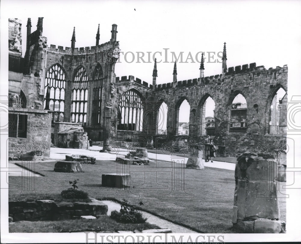 1954 Press Photo An English couple stroll the ruins of Coventry Cathedral, UK- Historic Images