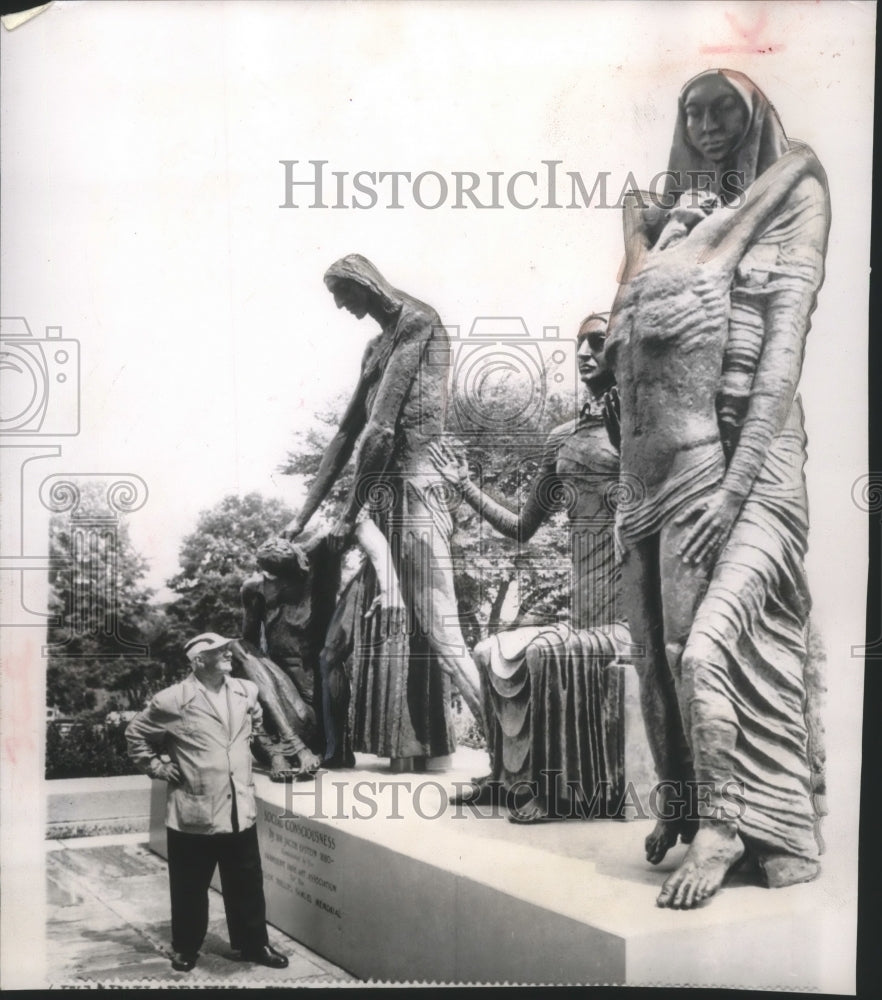 1955 Press Photo Jacob Epstein viewing placement of his controversial work- Historic Images