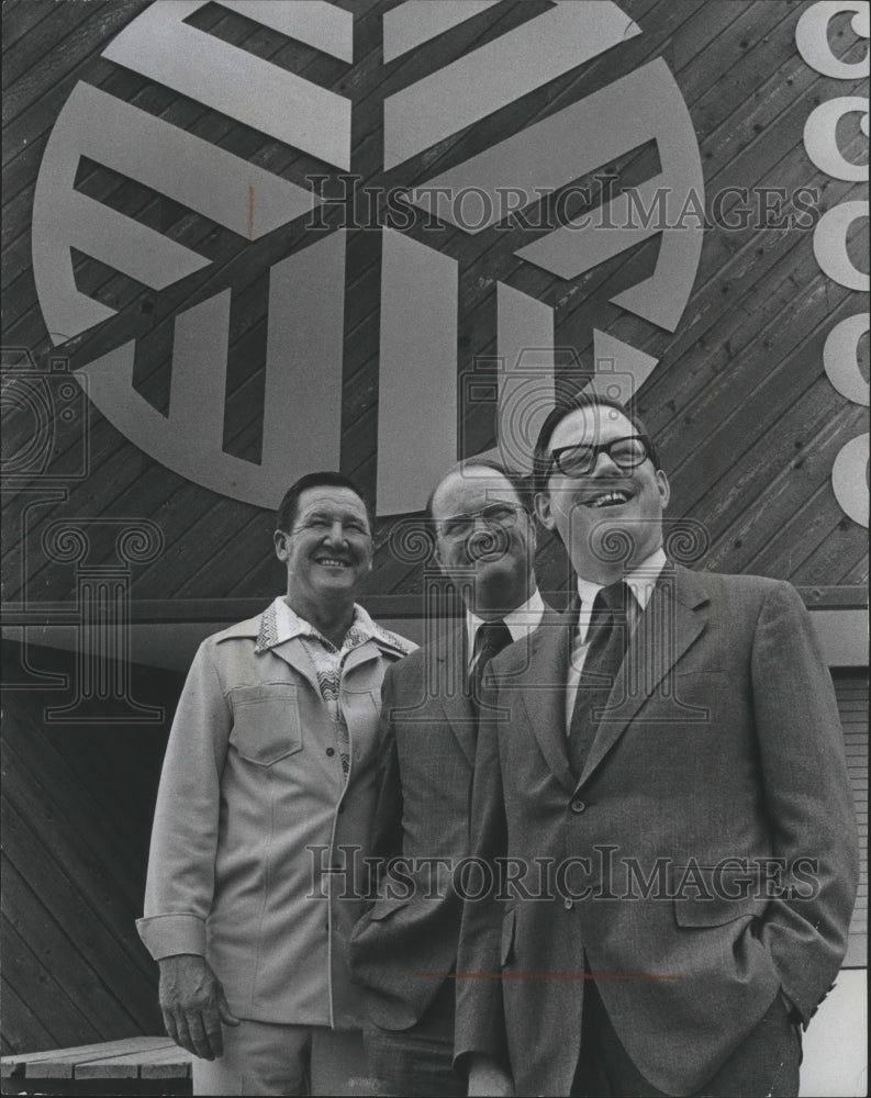 1976 Press Photo Governor Lucey poses with others at the State Fair, Milwaukee.