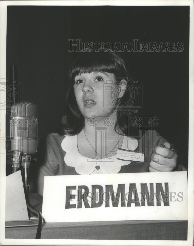 1967 Press Photo Susan Erdmann at The Milwaukee Sentinel Forum for Progress- Historic Images