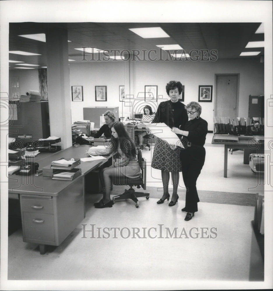 1972 Press Photo The Women&#39;s Department of the Milwaukee Journal Sentinel- Historic Images