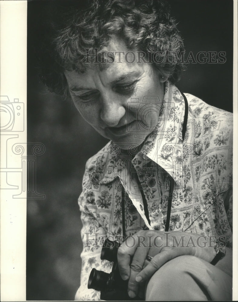 1985 Press Photo Marlon Moran Leading A Hike to Effigy Mounds National Monument- Historic Images