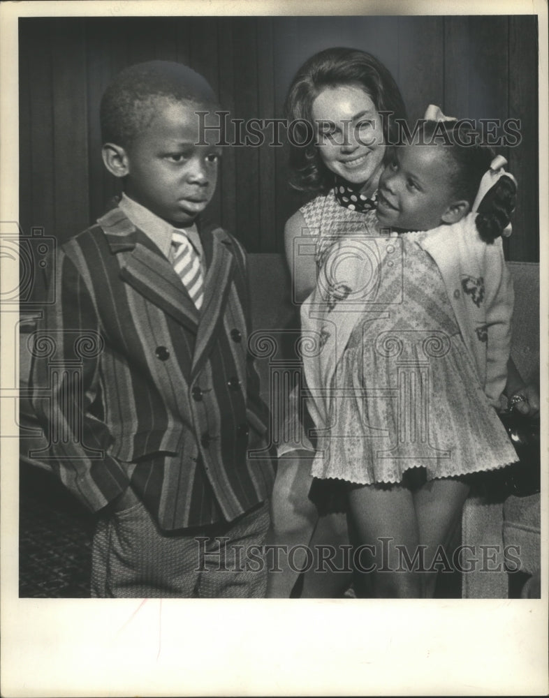 1972 Press Photo Julie Nixon Eisenhower Visits Deaconess Hospital, Milwaukee- Historic Images