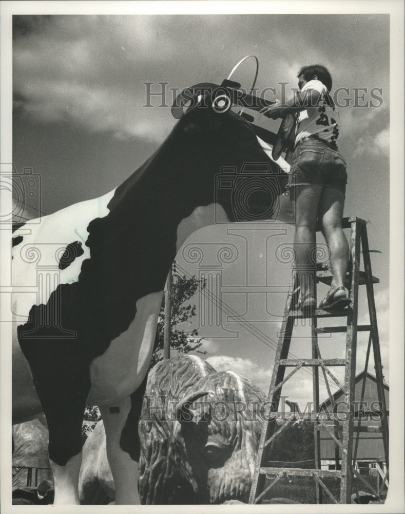 1988 Press Photo Sparta F.A.S.T. Corp&#39;s Helga the Cow gets fitted for sunglasses- Historic Images