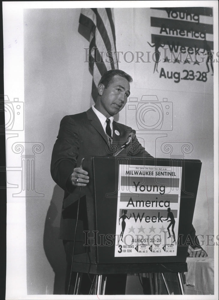 1965 Press Photo Man Speaking at Milwaukee Sentinel's Young America Week- Historic Images