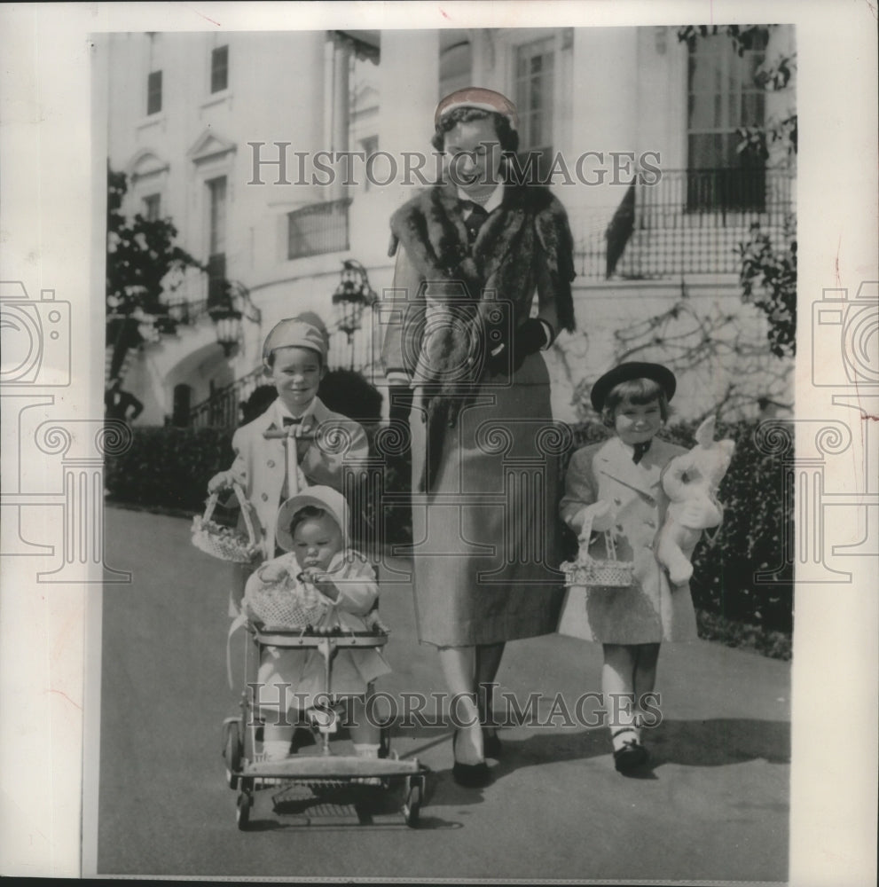 1953 Press Photo Mrs John Eisenhower escorts children around the White House- Historic Images