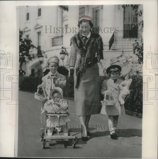 1953 Press Photo Mrs John Eisenhower escorts children around the White House- Historic Images