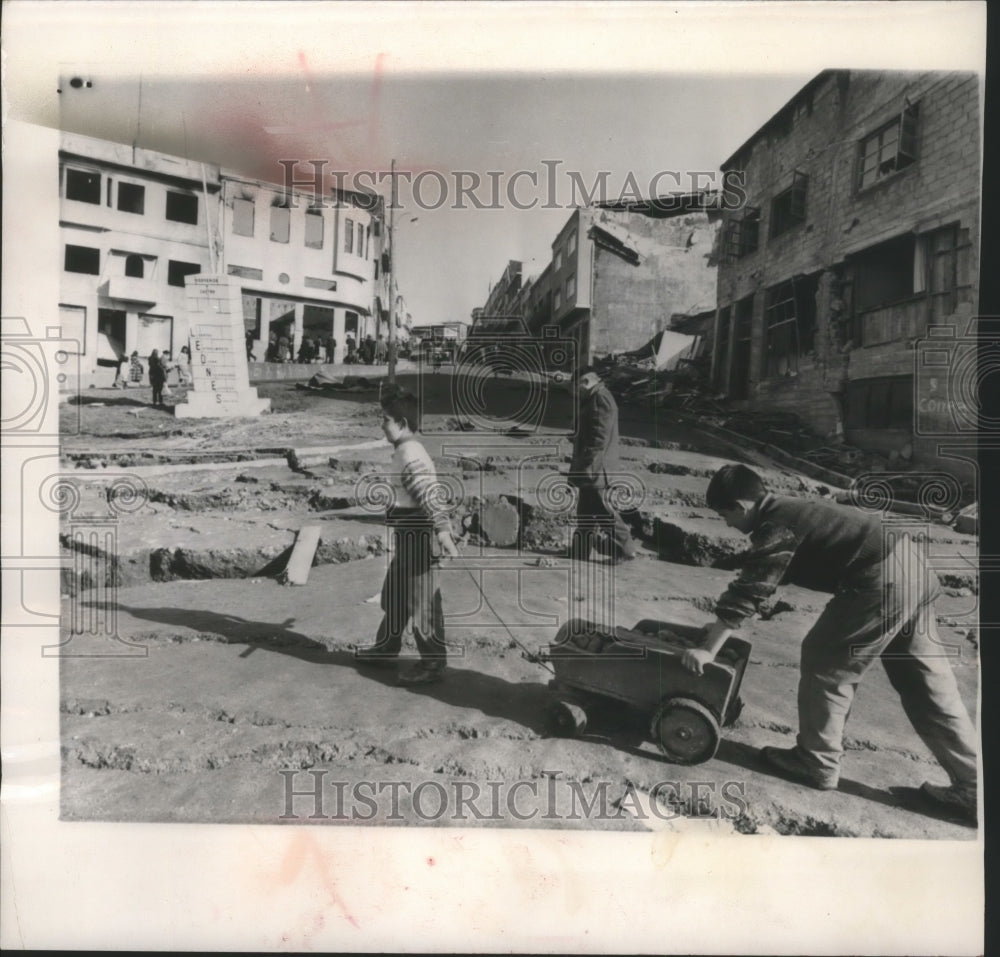 1960 Press Photo Two boys drag potato wagon along Castro&#39;s main street- Historic Images