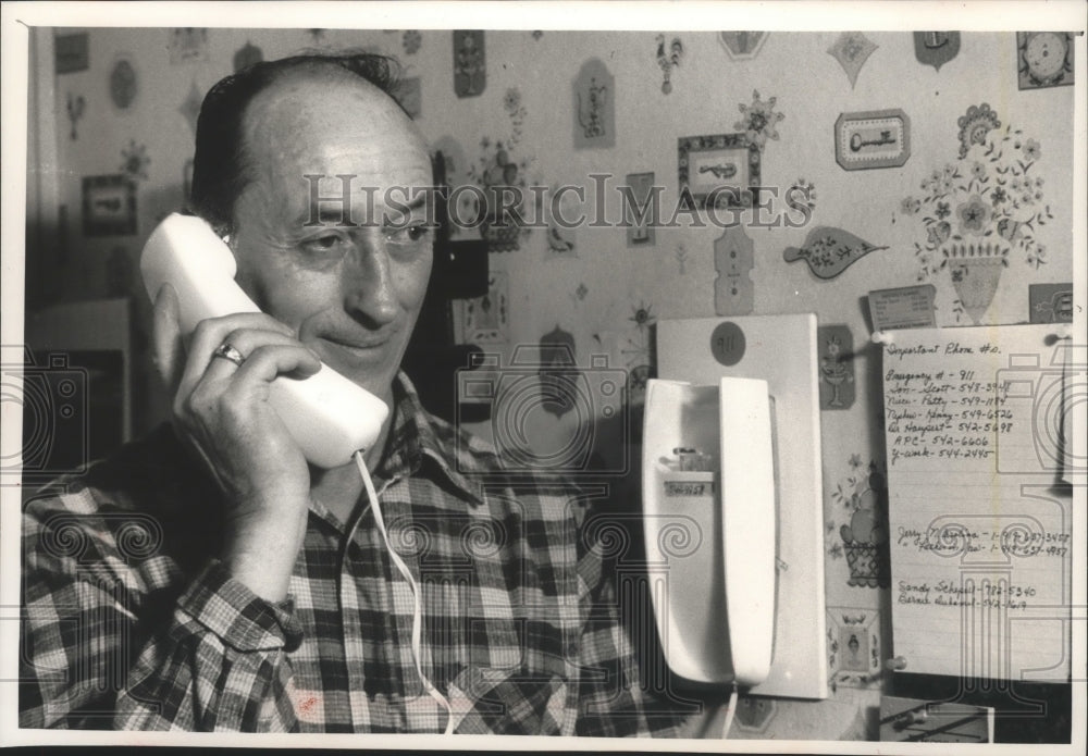 1985 Press Photo Rudy Towne calls 911, Wisconsin emergency- Historic Images