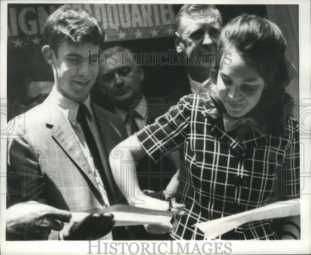 1968 Press Photo Julie Nixon &amp; David Eisenhower cut ribbon -Springfield Illinois- Historic Images