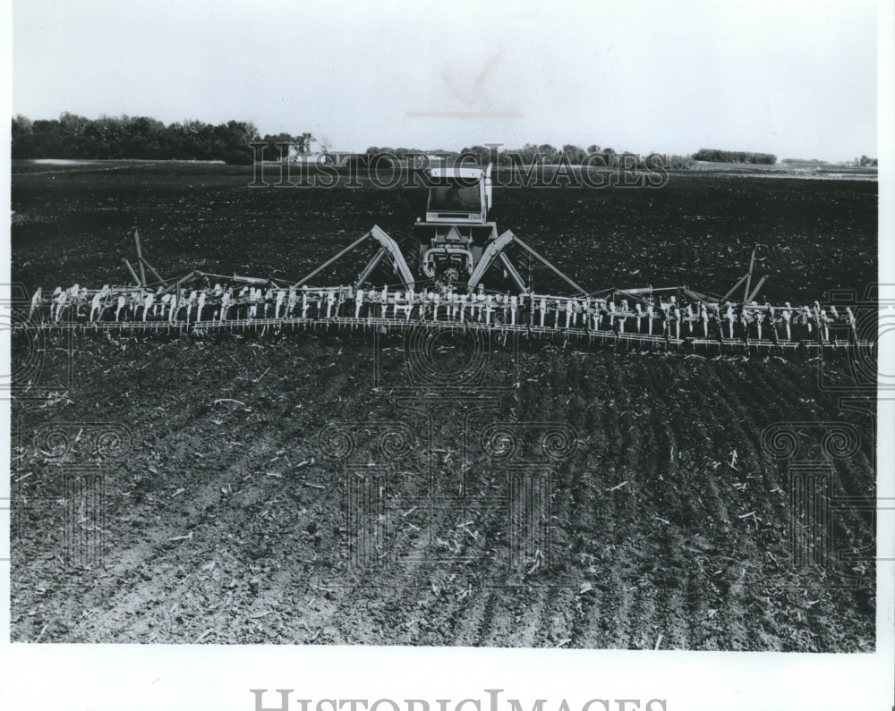 1977 Press Photo JI Case Company - 1252 Series Wing Type Field Cultivator- Historic Images