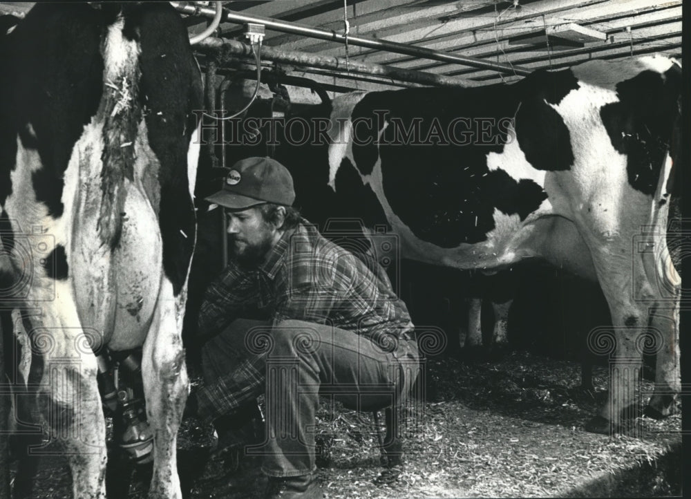 1991 Press Photo Jim Ziemer, milks cows at Stony Acres Dairy Farm, Jackson. - Historic Images