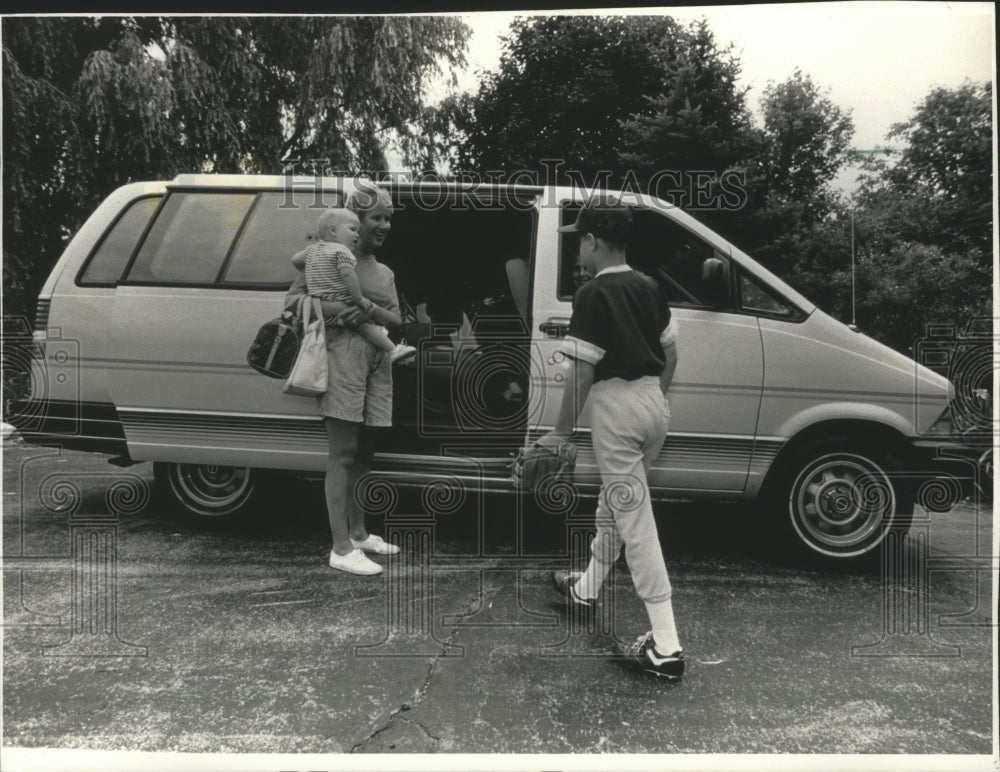 1992 Press Photo Pam Beattie loading van with family children- Historic Images