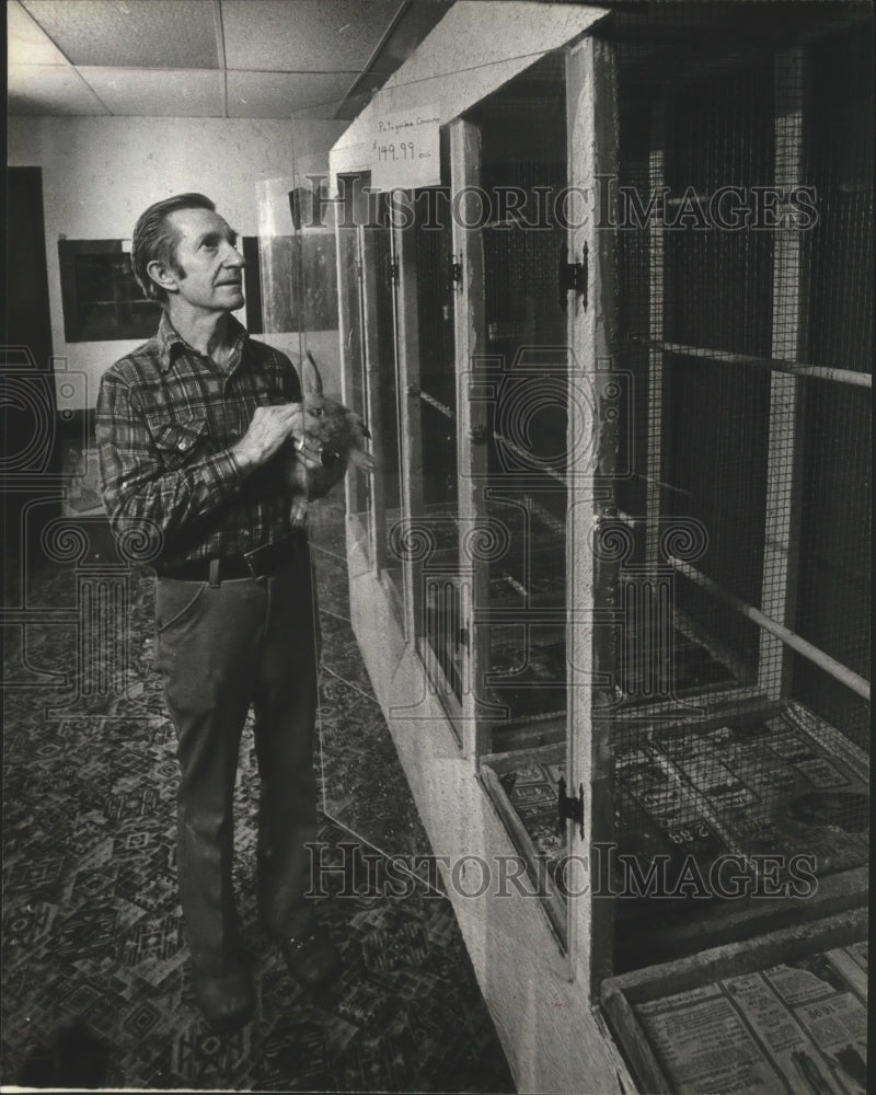 1981 Press Photo Norbert Fillinger holds a rabbit in his Aquatic Emporium store- Historic Images