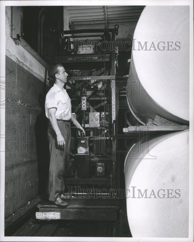 1960 Press Photo Employee operating the reelroom in Milwaukee Journal basement- Historic Images