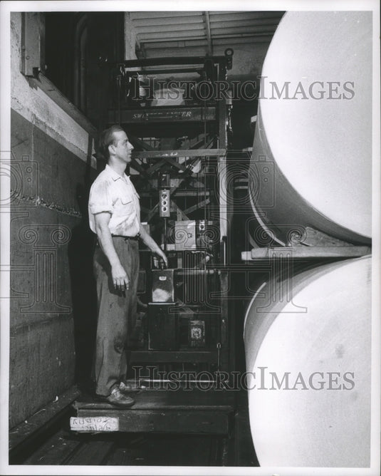 1960 Press Photo Employee operating the reelroom in Milwaukee Journal basement- Historic Images