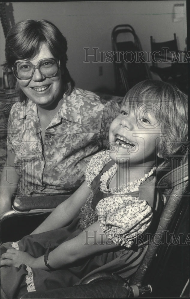 1985 Press Photo Family life portrait of Linda McQuade and daughter Jennifer- Historic Images