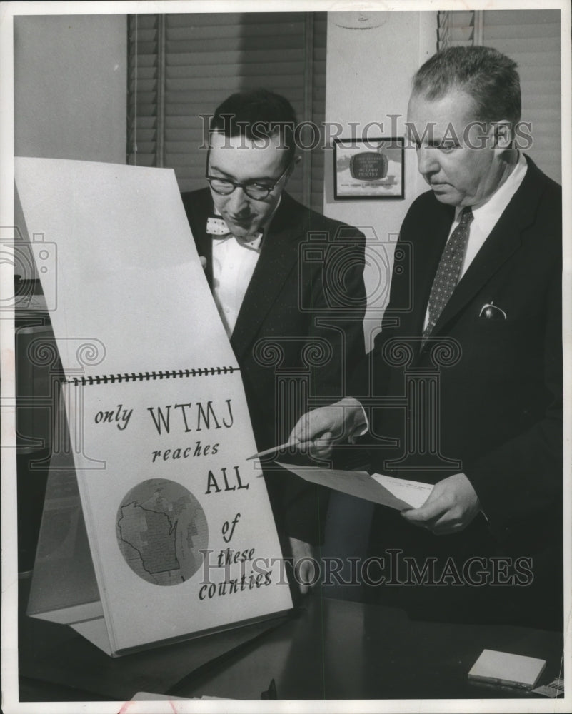 1959 Press Photo R. Bruce Wallace, explains display to Ross Browender, Milwaukee- Historic Images