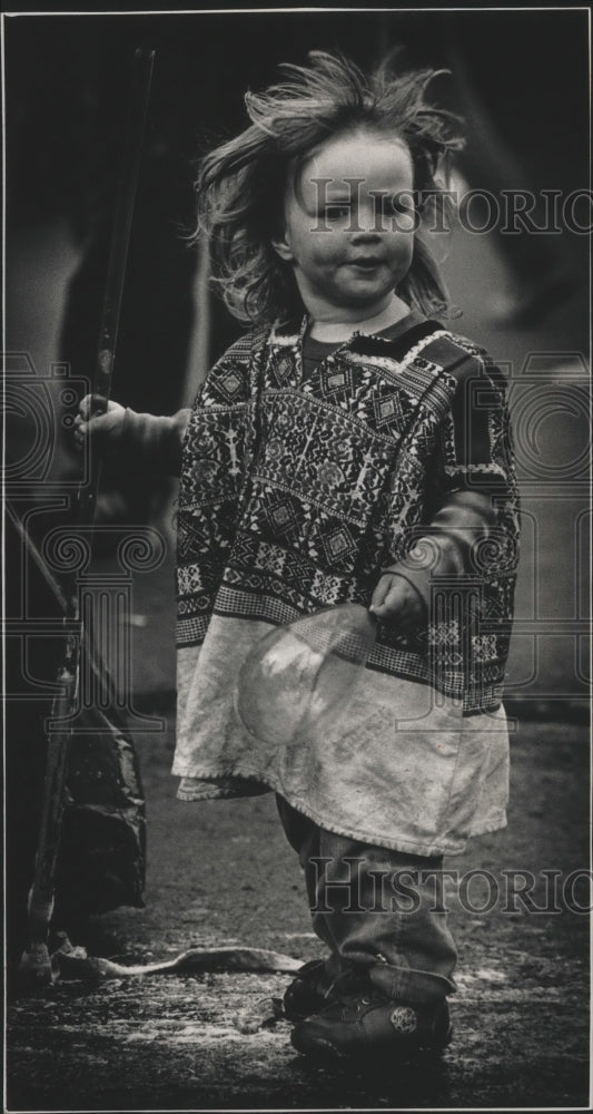 1989 Press Photo Mira Walker, plays while waiting for Grateful Dead Concert.- Historic Images