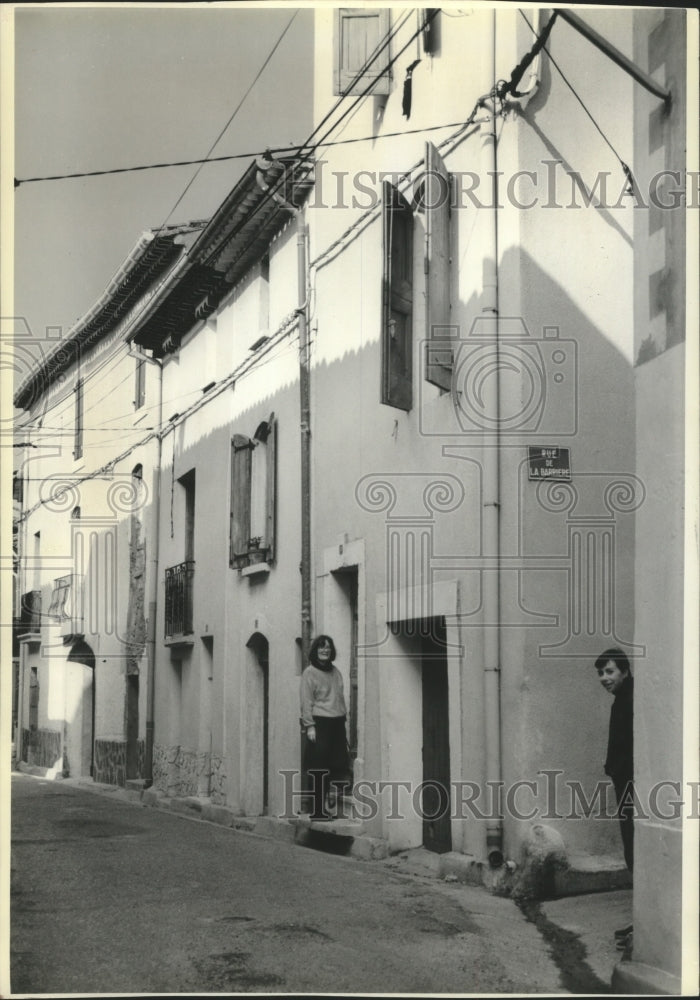 1990 Press Photo Writer Theasa Touhy at her 80-year old home in Ceyras, France- Historic Images