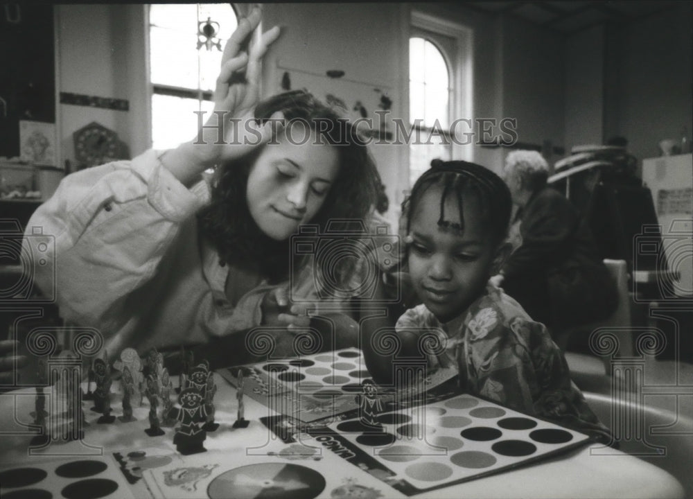 1995 Press Photo Volunteer Becky Coffee plays games at the Family Crisis Center- Historic Images