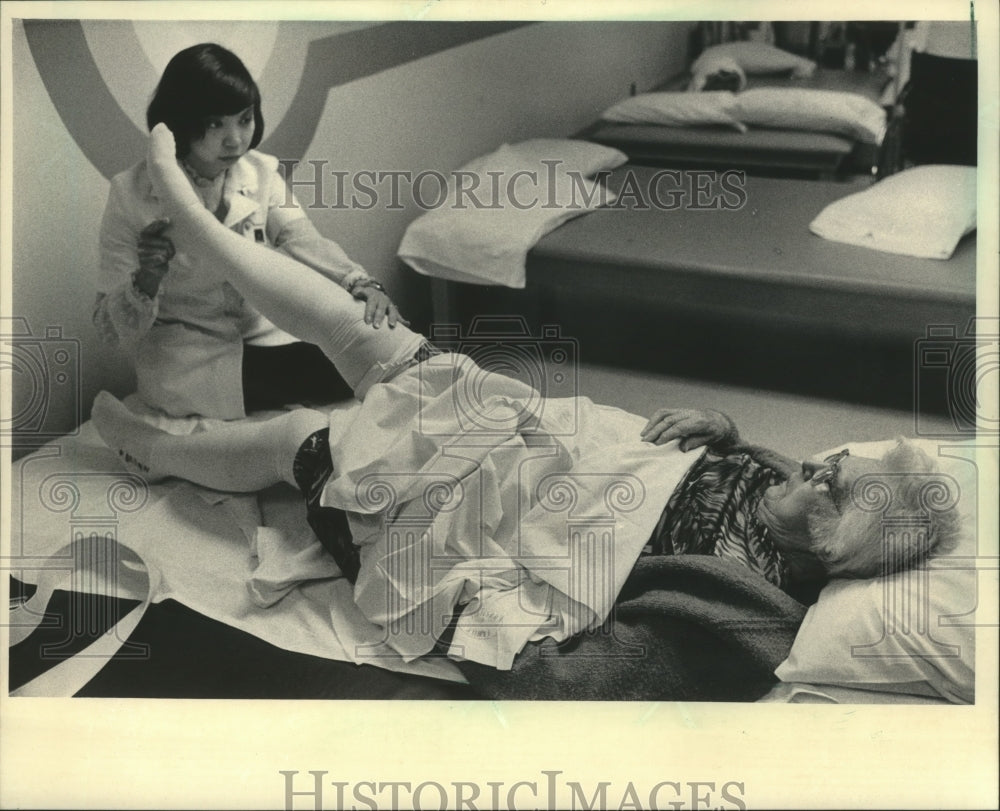 1985 Press Photo Therapy at Family Hospital Nursing Home, Milwaukee, WI