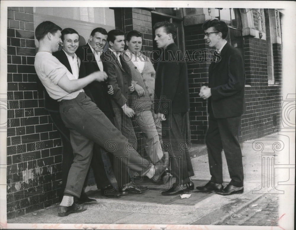 1959 Press Photo Camberwell Youths hang outside a London pub - mjb03612- Historic Images