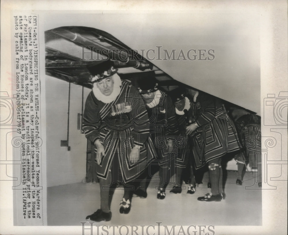 1967 Press Photo Yeoman Warders of the Queen&#39;s Bodyguard Inspect Vaults- Historic Images