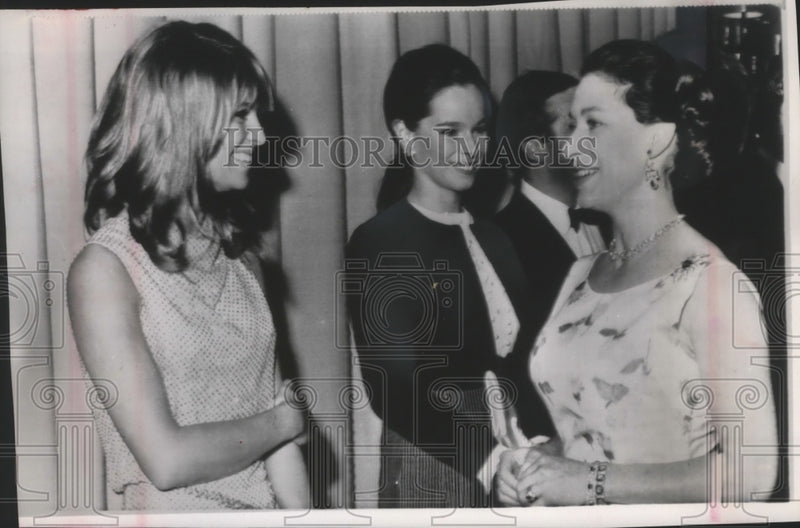 Load image into Gallery viewer, 1966 Press Photo Princess Margaret greets Julie Christie with Geraldine Chaplin
