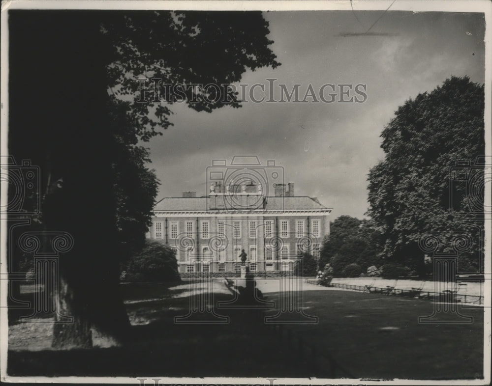 1934 Press Photo Exterior viewpoint of Kensington Palace in England - mjb03824- Historic Images