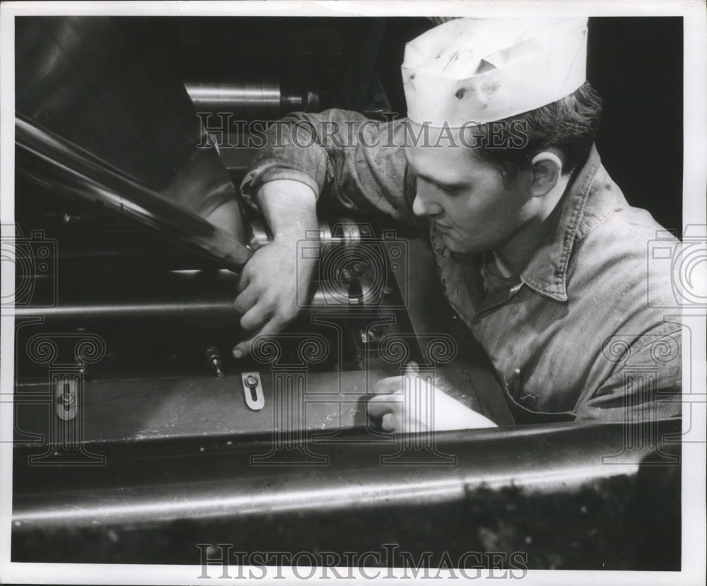1957 Press Photo Press operator in Press Room of the Milwaukee Journal